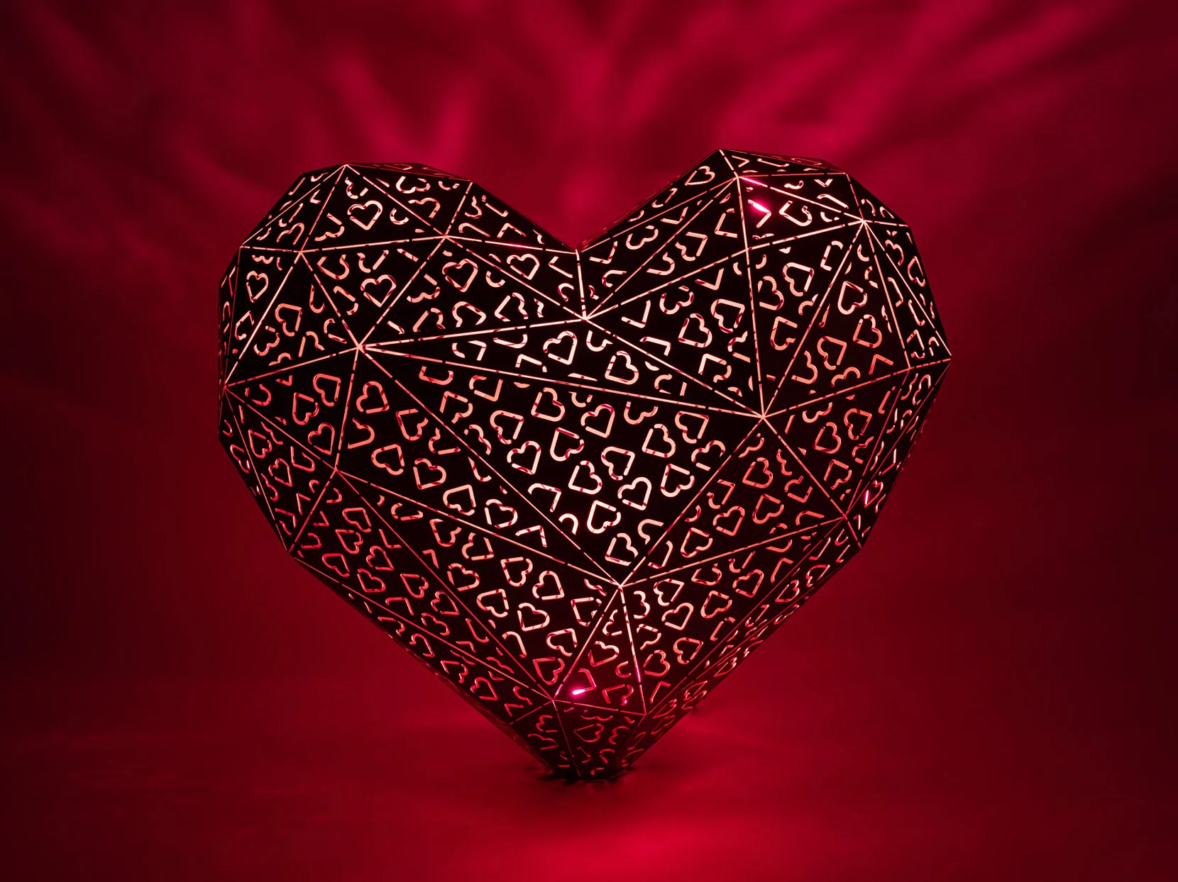 Coeur-Herz bei Nacht: Von innen beleuchtet, die ausgeschnittenen kleinen Herzen zeichnen sich als Lichtmuster ab